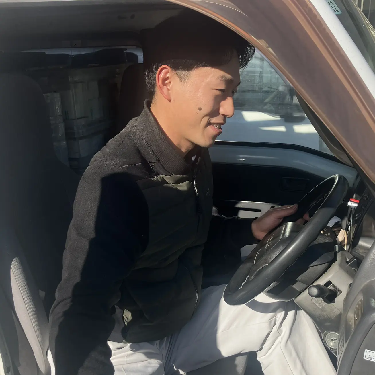 車で出発する様子