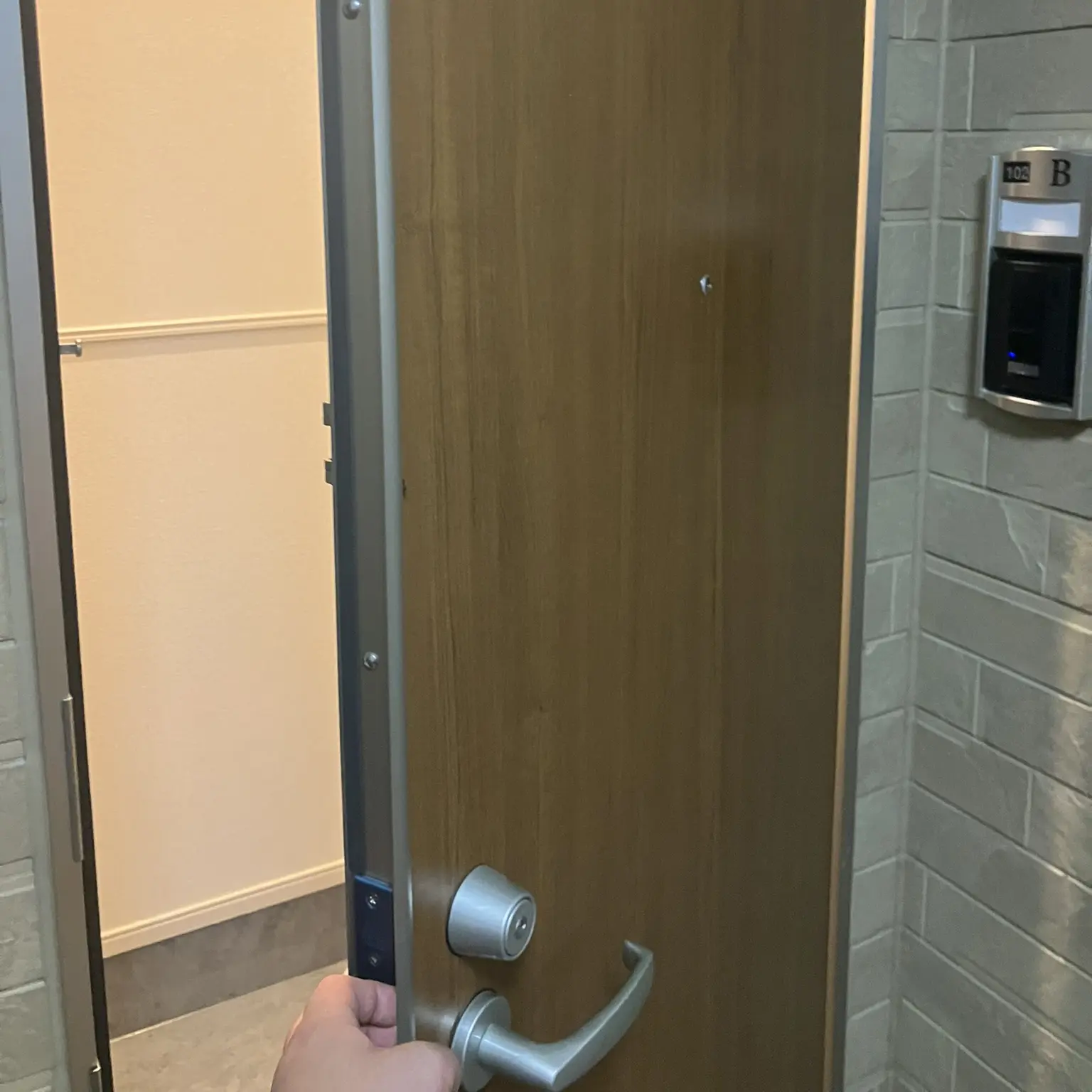 住宅の鍵開けの様子