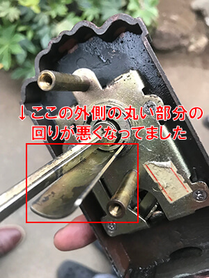 玄関の鍵で破損していた部分