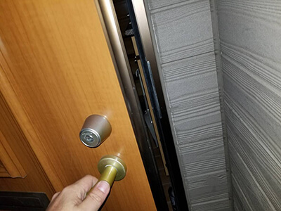 小山市で玄関の鍵開け後