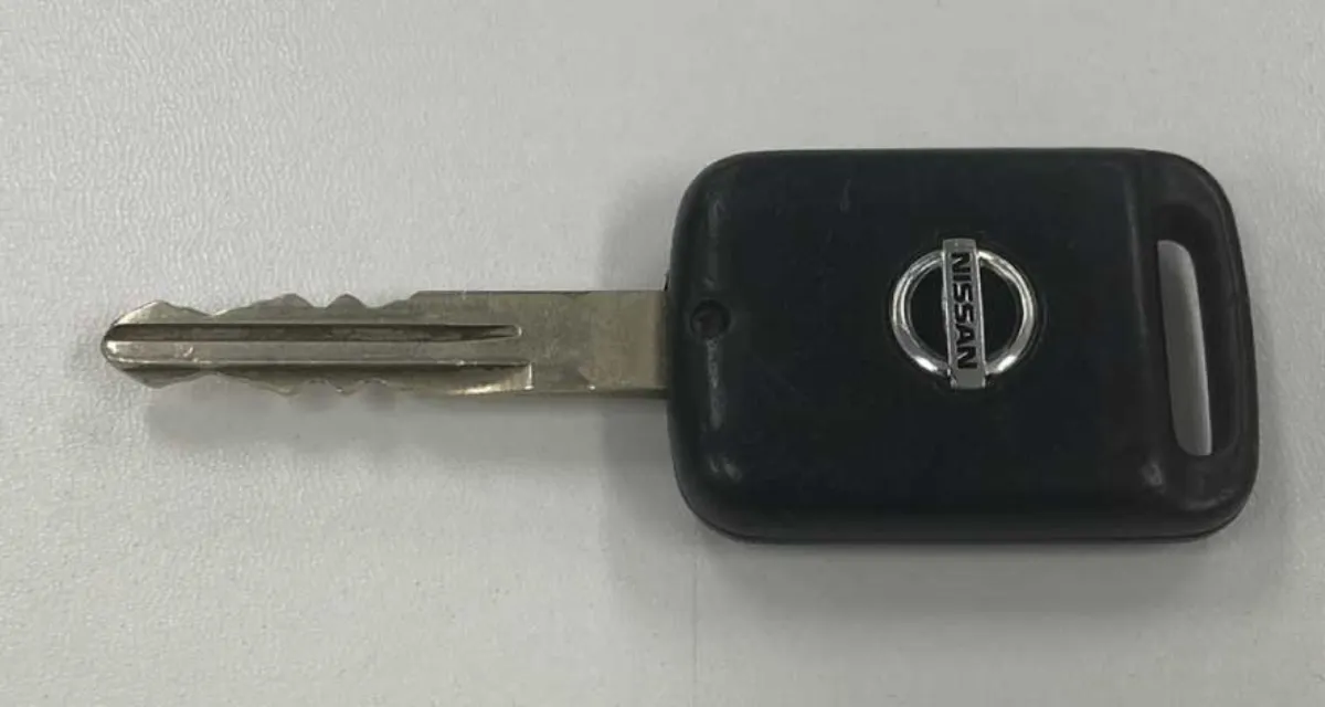 柄がプラスチックのキーレスキー（日産）