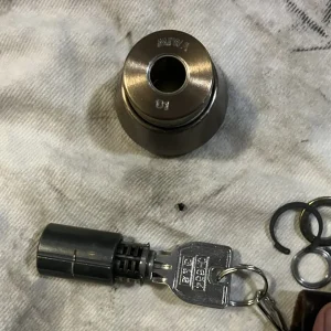 シリンダーから内筒を取り出している画像