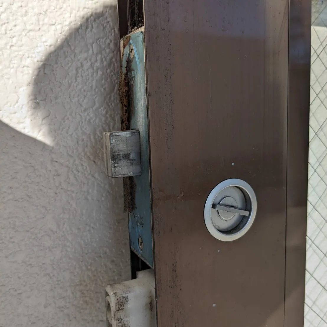 自動ドアの鍵交換をする際の費用感と注意点