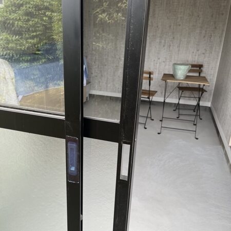 埼玉県久喜市 倉庫の鍵交換 作業中写真