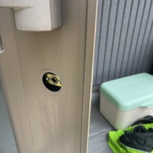 東大阪市 玄関鍵交換 作業中写真