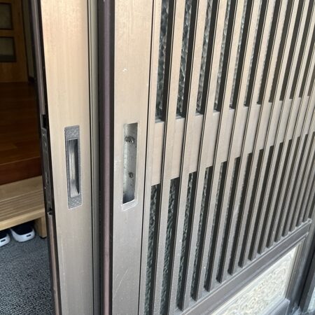 栃木県小山市 引き戸鍵交換 作業中写真