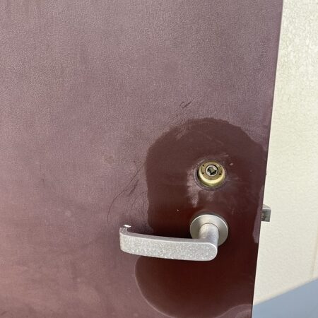 埼玉県草加市 賃貸住宅の鍵交換 作業中写真