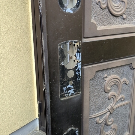 栃木県宇都宮市 戸建て住宅の鍵交換 作業中写真