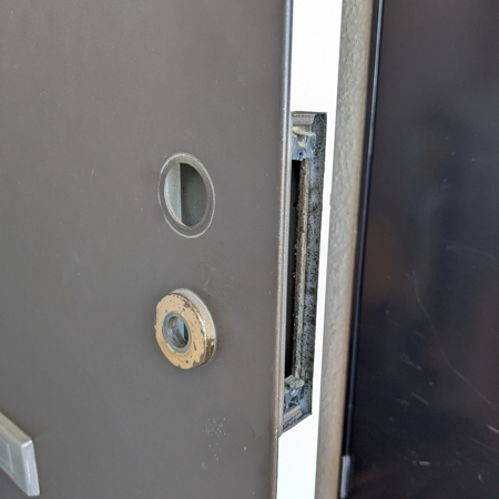 埼玉県川越市 賃貸住宅の玄関鍵交換 作業中写真