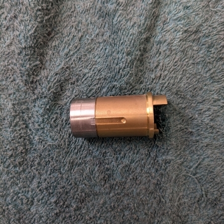 栃木県小山市 住宅の玄関鍵交換 作業中写真