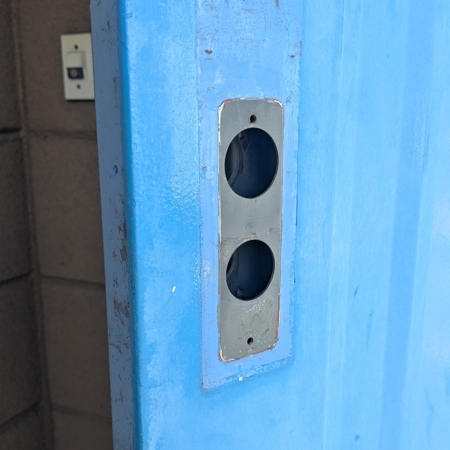 群馬県高崎市 KEIDEN製カードキーをシリンダーキーへ交換 作業中写真