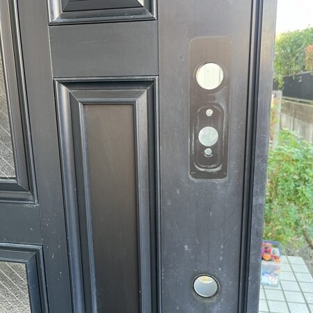 栃木県栃木市 戸建て住宅の玄関鍵2箇所交換 作業中写真