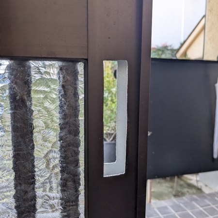 栃木県栃木市 戸建て住宅に鍵穴の新規取付け 作業中写真