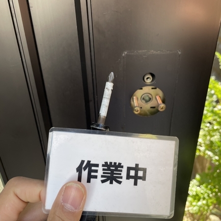 神奈川県川崎市 玄関の鍵修理 作業中写真