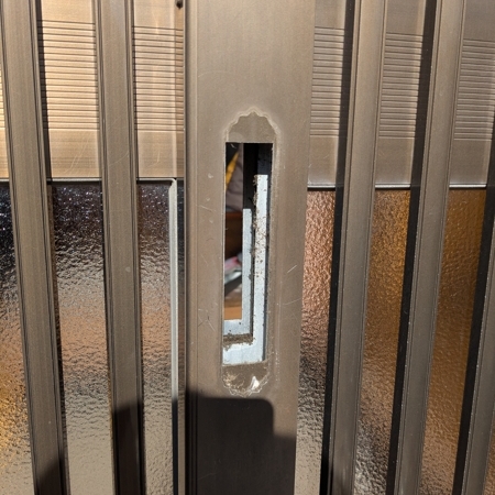 栃木県小山市 引き戸の鍵交換 作業中写真