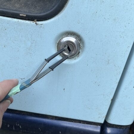 栃木県小山市 いすゞ エルフの鍵作成 作業中写真