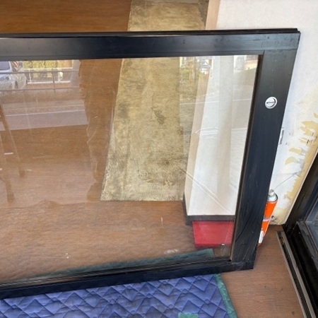 埼玉県所沢市 自動ドアの鍵交換 作業中写真