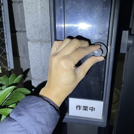 東京都大田区 ダイヤル式ポストの鍵開け 作業中写真