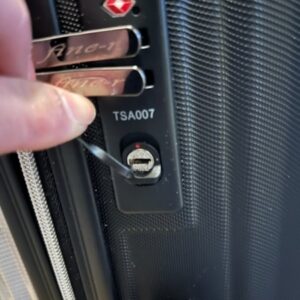 スーツケースの鍵をピッキングしている写真