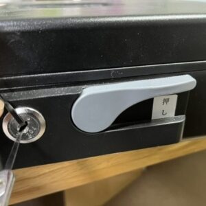 家庭用金庫の鍵をピッキングしている写真