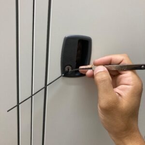 ロッカーの鍵をピッキングしている写真