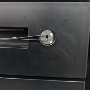 デスクの鍵をピッキングしている写真