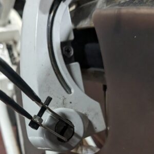 自転車の鍵をピッキングしている写真