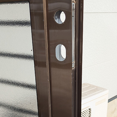 茨城県牛久市 戸建て住宅の玄関鍵交換 作業中写真