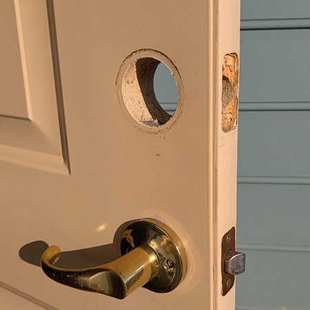 茨城県つくば市 輸入住宅の鍵交換 作業中写真