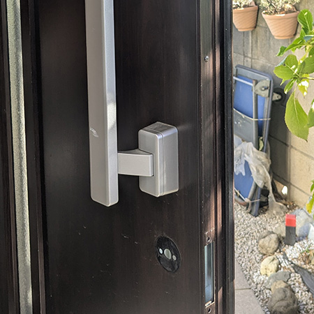 埼玉県所沢市 玄関の鍵穴2箇所交換 作業中写真