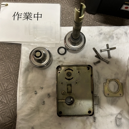 東京都大田区 分譲マンション玄関の鍵交換 作業中写真