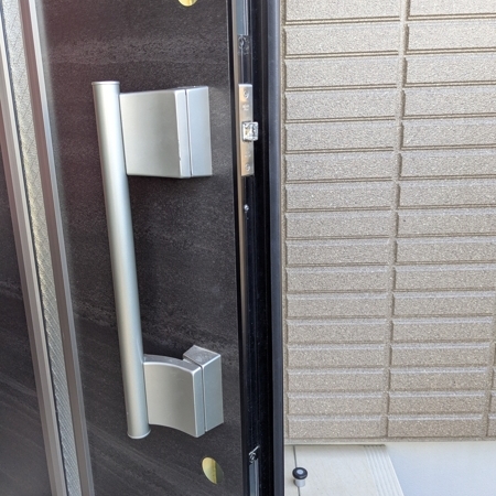 埼玉県鴻巣市 戸建て住宅の玄関鍵交換 作業中写真