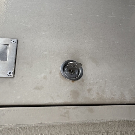 大阪府大阪市福島区 マンション パイプスペースの鍵作成 作業中写真