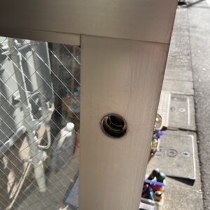 東京都杉並区 店舗の自動ドア鍵交換 作業中写真