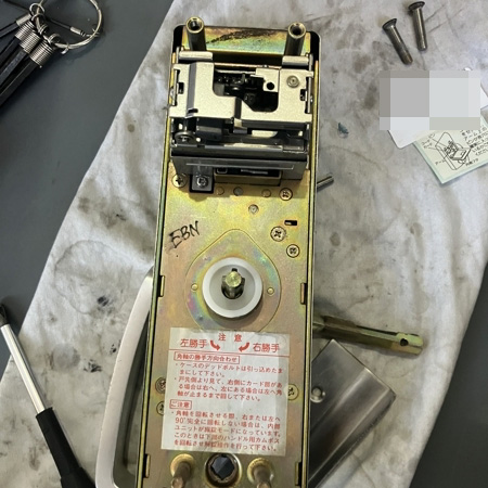 栃木県宇都宮市 玄関の鍵修理 作業中写真