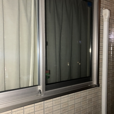 栃木県栃木市 アパート 窓の鍵開け 作業中写真