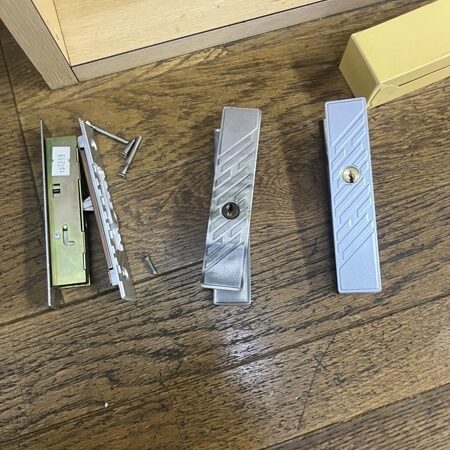 栃木県小山市 施設の鍵交換 作業中写真