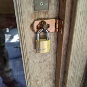 南京錠の鍵をピッキングしている写真