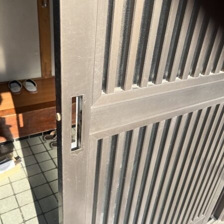栃木県栃木市 住宅玄関 引き戸の鍵交換 作業中写真