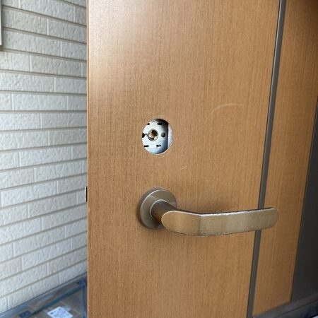 栃木県小山市 アパート玄関の鍵交換 作業中