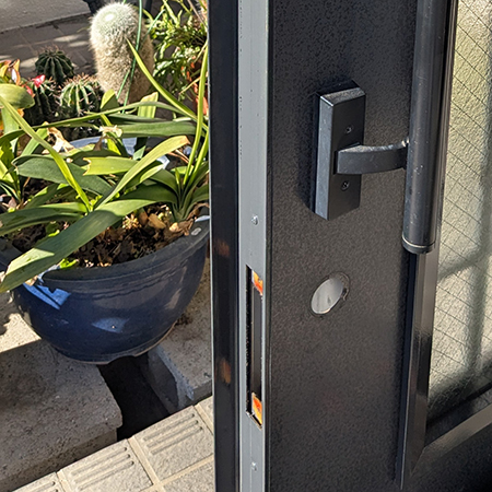 埼玉県さいたま市中央区 玄関の鍵交換 作業中写真