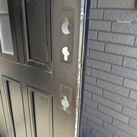 茨城県古河市 戸建て住宅玄関の鍵交換 作業中