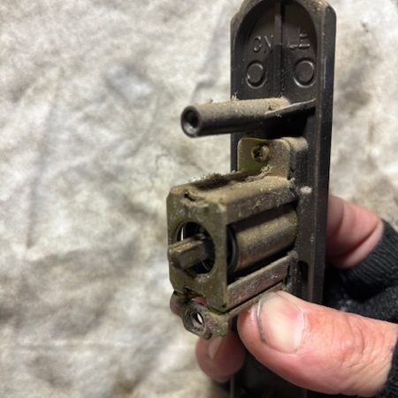 栃木県小山市 引き戸 召し合わせ錠の鍵交換 作業中写真