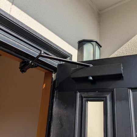 群馬県前橋市 玄関のドアクローザー交換 作業後写真