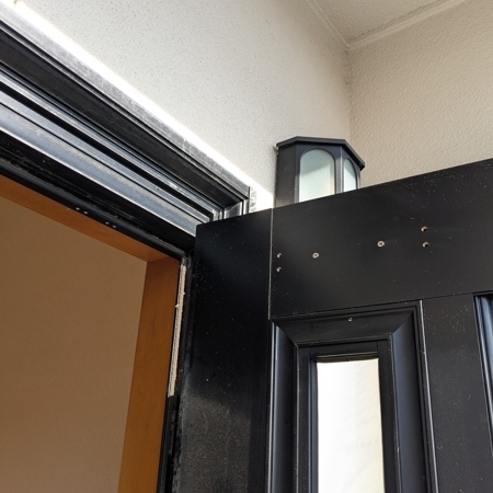 群馬県前橋市 玄関のドアクローザー交換 作業中写真