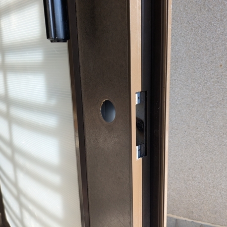 栃木県佐野市 玄関の錠ケース交換 作業中写真