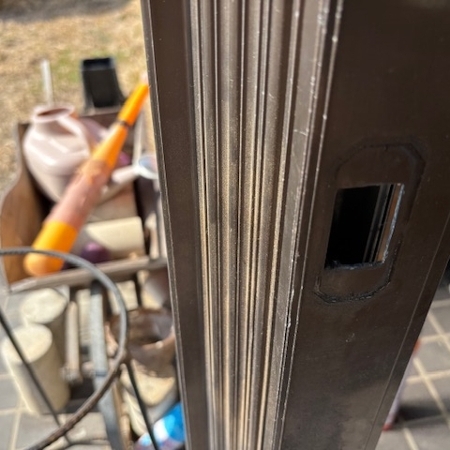 栃木県小山市 引き戸(光悦)の鍵交換 作業中写真