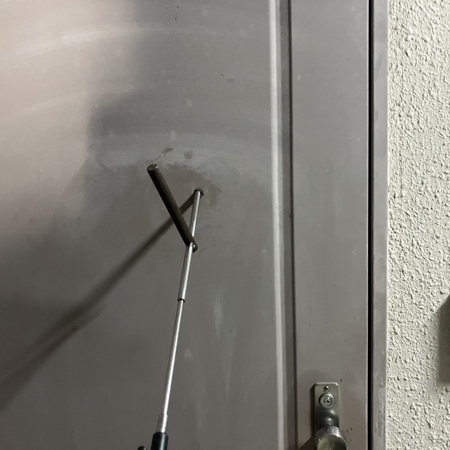 栃木県宇都宮市 集合住宅玄関の鍵開け 作業中写真