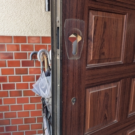 栃木県小山市 戸建て住宅玄関の鍵交換 作業中