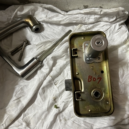 東京都文京区 住宅の鍵交換 作業中写真